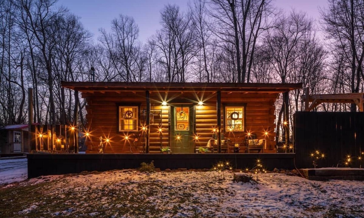 McArthur Cabin | 16mi from Hocking Hills, hot tub, bbq, twin pond