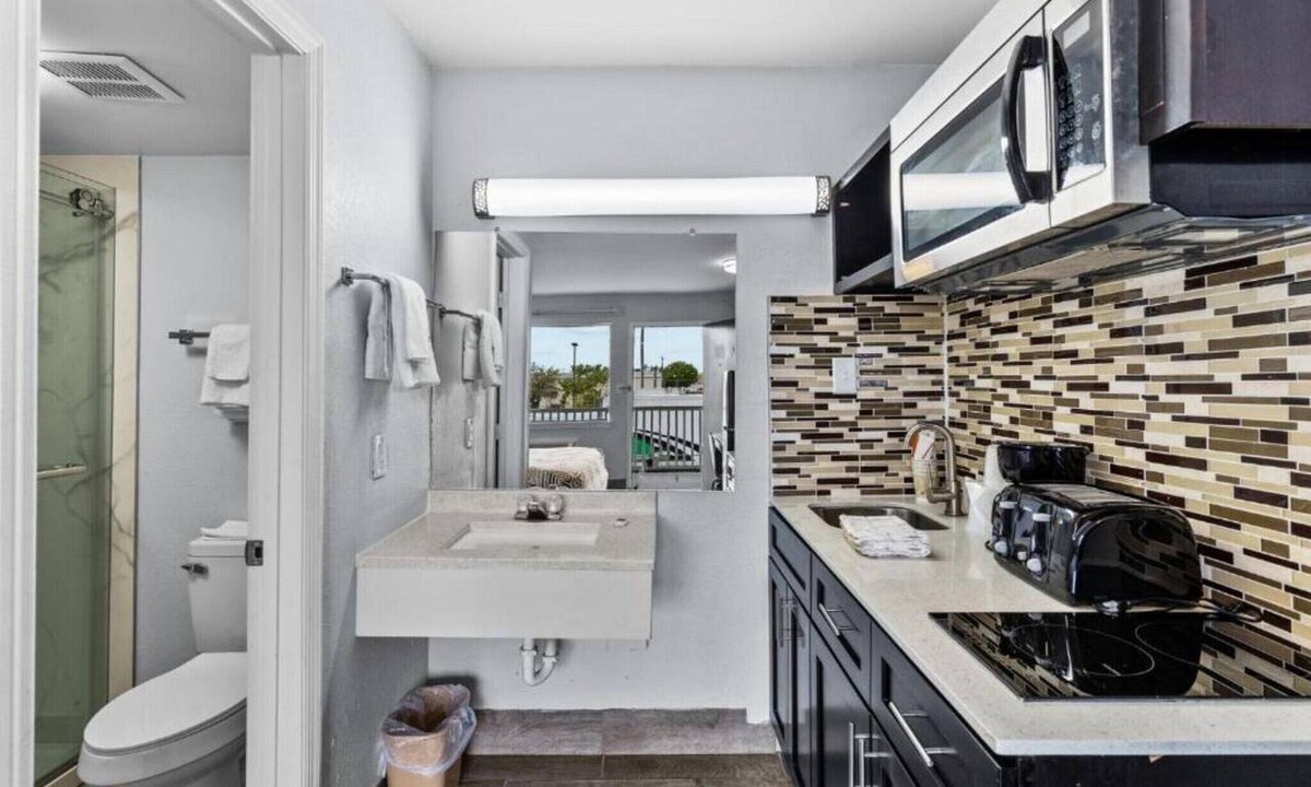 Wilmington Apartment | 2 Queen Beds|Nsmk,Kitchen