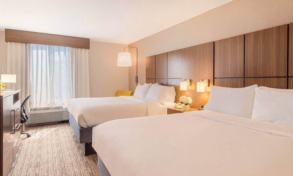 Tropic Hotel | 2 Units | Outdoor Pool | Fitness Center | Melbourne Stay