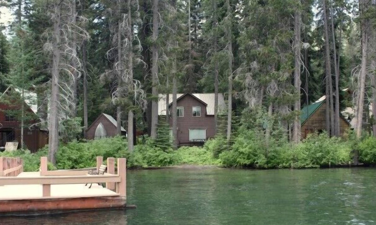 Donner Lake Woods Cabin | 3 bedroom, 2 bath, sleeps 8. Donner Lakefront with private dock DLR#009