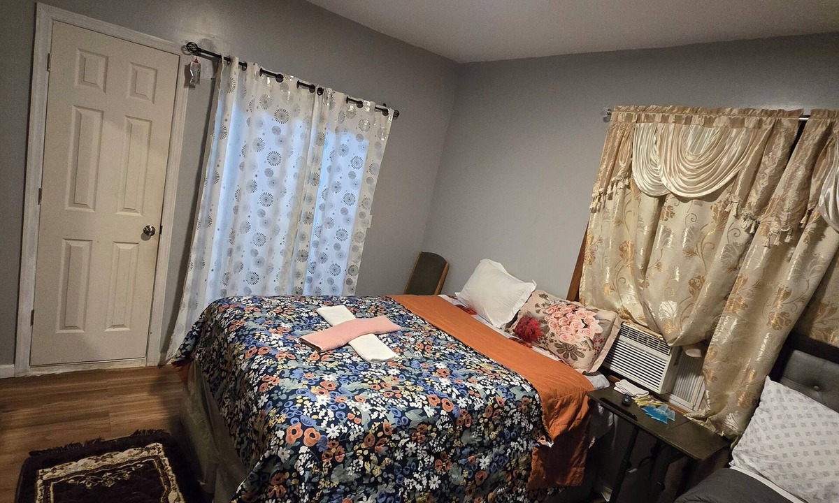 Irvington Apartment | 3-bedroom 3 bathroom apartment in delightful Irvington, Free WiFi/Free Parking