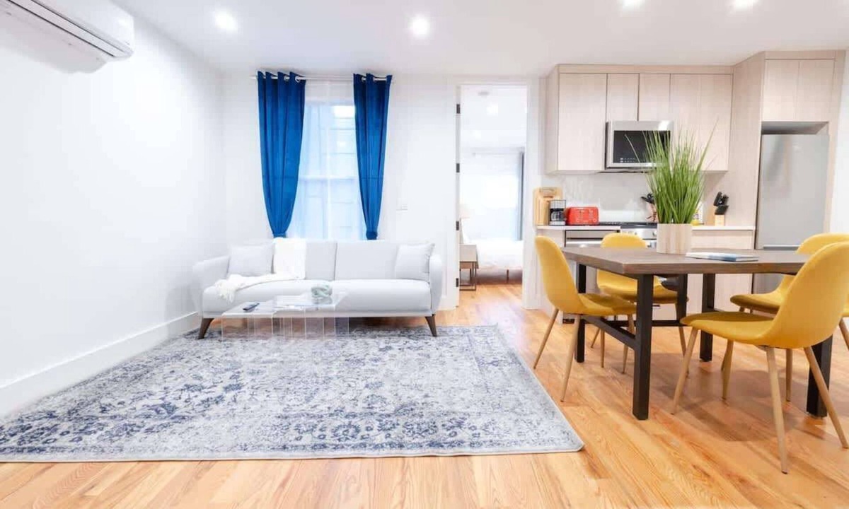 Williamsburg Apartment | 323-1 Spacious 2BR Williamsburg
