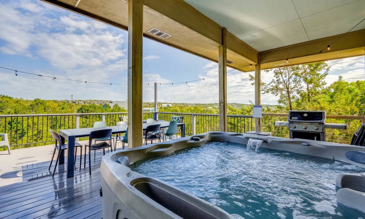 Dripping Springs House | 4 2 Firepit hot tub Scenic Views L2 EV Charger