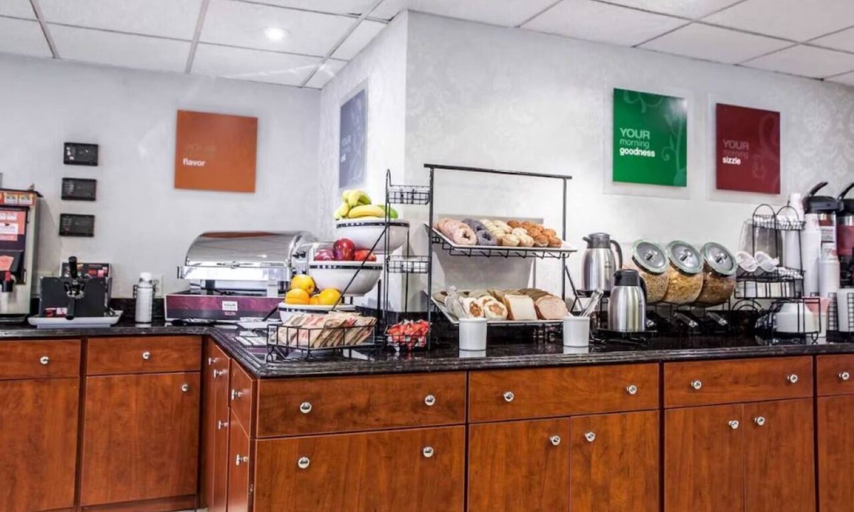 Trevose Hotel | 4 Bright and Comfortable Hotel Stay Near Neshaminy Mall w/Seasonal Pool