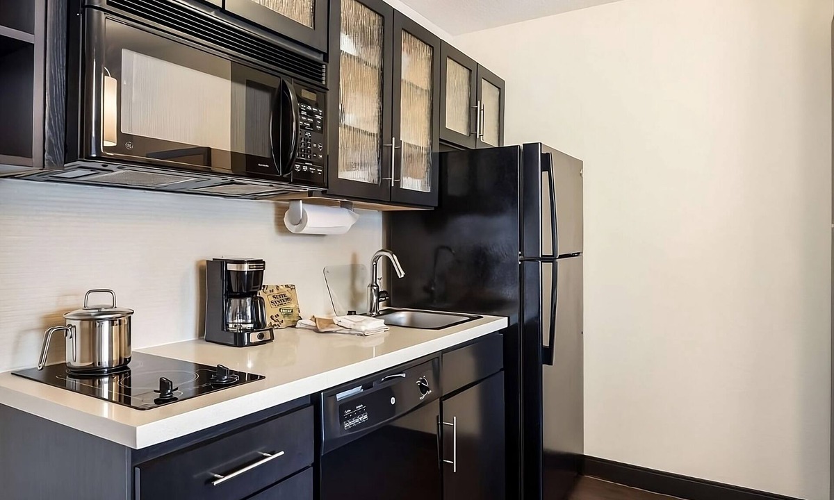 Morris Plains Hotel | 4 Pet-Friendly Units Near Morristown Green and NYC Transit