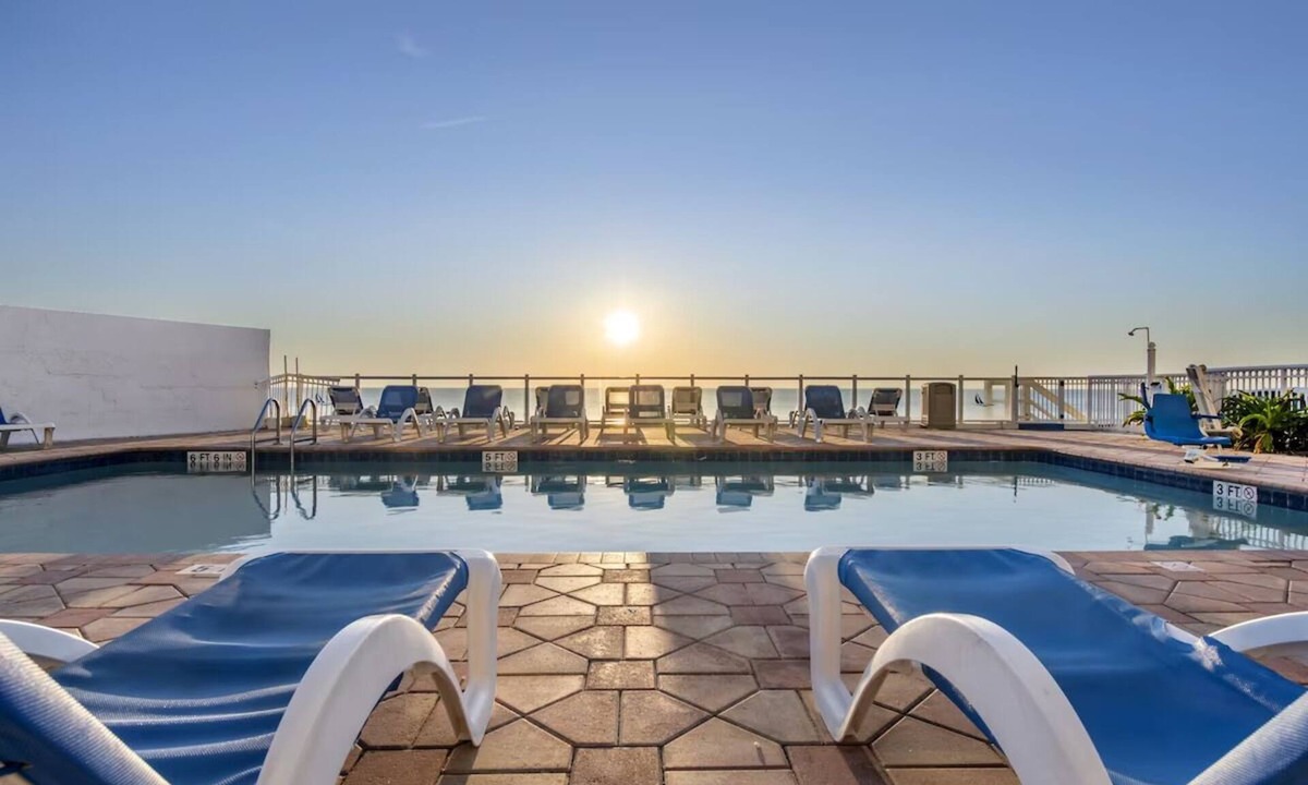 Seabreeze Park Hotel | 4 Units | Seaside Stay with Pool and Parking Near Boardwalk & Dining