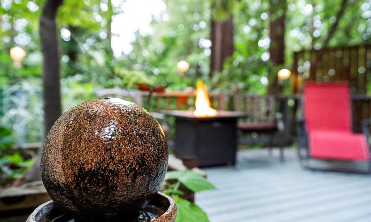 Guerneville Cottage | 5 STAR! Russian River Romance~Hot Tub Fire Table Dog–Guerneville Cottage