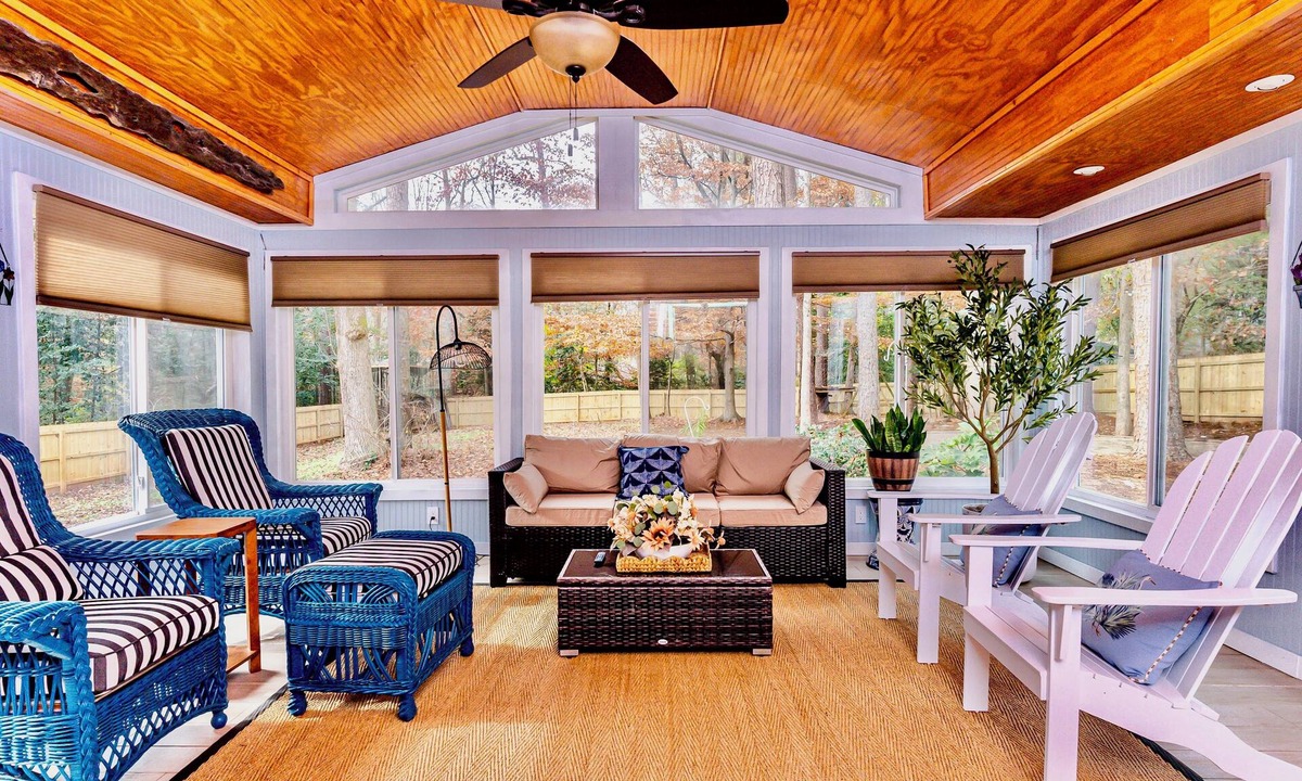 Tucker House | 5BR/3BATH Comfort-Spacious Home w/Sunroom - In the heart of Tucker!