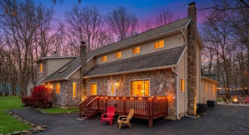Albrightsville Ski Chalet | 6BR Luxury Mountain Retreat - Hot Tub, Game Room, Lake, Beach, Karaoke, Bar, Poconos