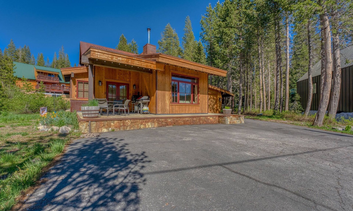 Serene Lakes House | A Serene Mountain Summer Getaway