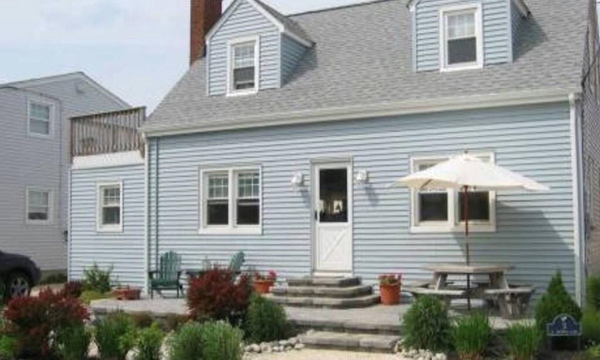 Ship Bottom House | Beach Badges. WiFi. Outdoor Shower. Deck.Ocean Side Duplex in Brighton Beach.