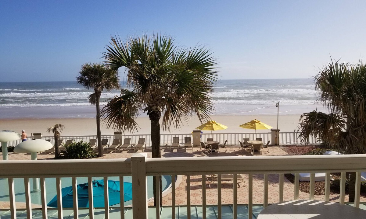 Ortona Park Condo | Beachfront Condo1B 1B Sleeps 4. 1 Outdoor 1 in door, Gym, Hot tub & Sauna Open