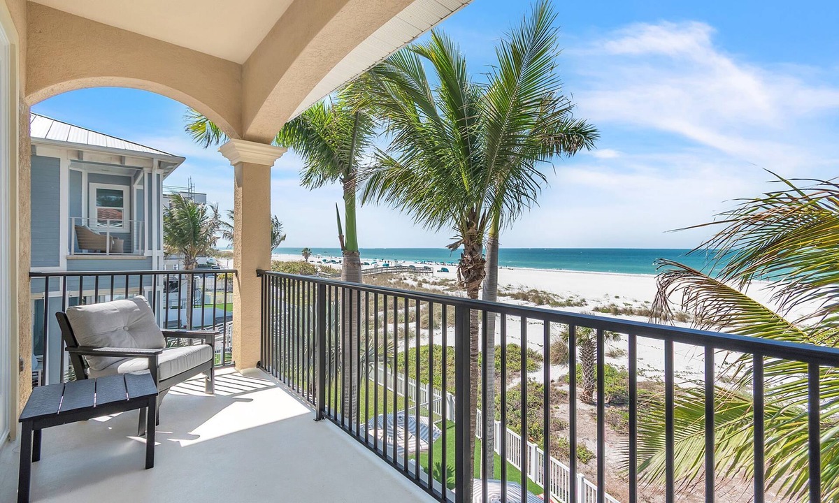 Treasure Island House | ☀Beachfront Home🐬Private Pool🏖️Beach Access from Backyard🍹Great Location!