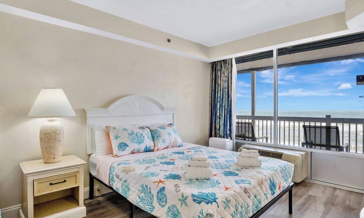 Ortona Park Apartment | Beachfront studio escape w/balcony ocean views