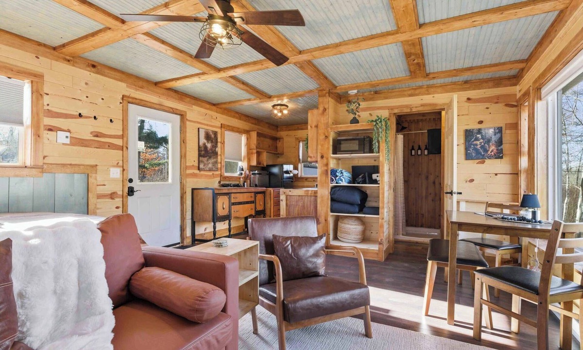 Garrison Cabin | BEAR Necessities tiny home, outdoor theater w/hottub!