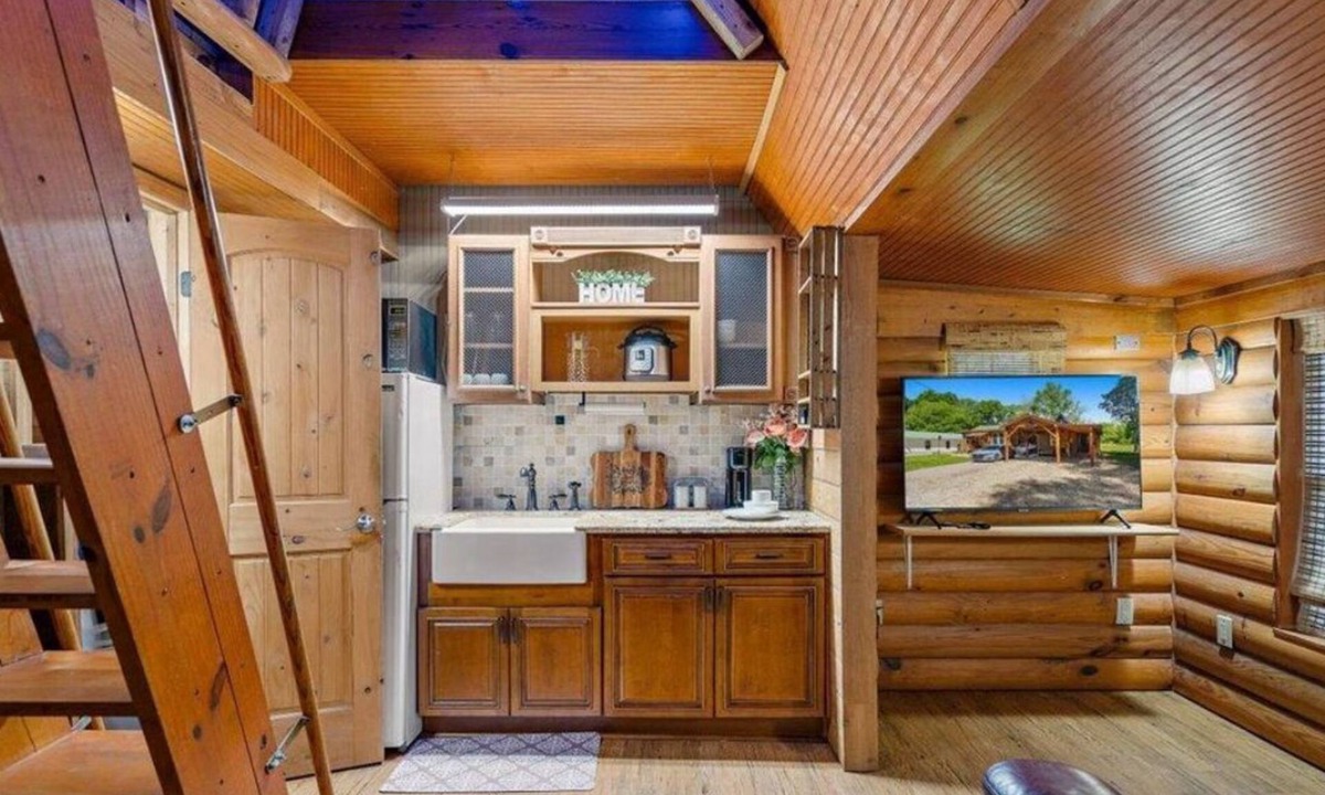 Denham Springs Cabin | Beautiful Cabin in a great neighborhood and minutes from Baton Rouge!