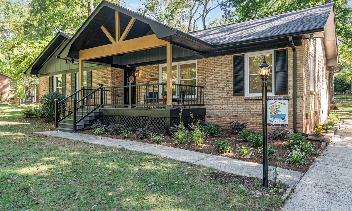 East Forest House | Beautiful Charlotte Retreat Fully Renovated w/Deck & Fireplace