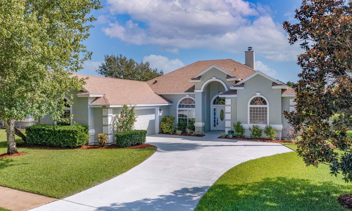 Deerwood House | Beautiful Lakefront -10 min to the beach & town center