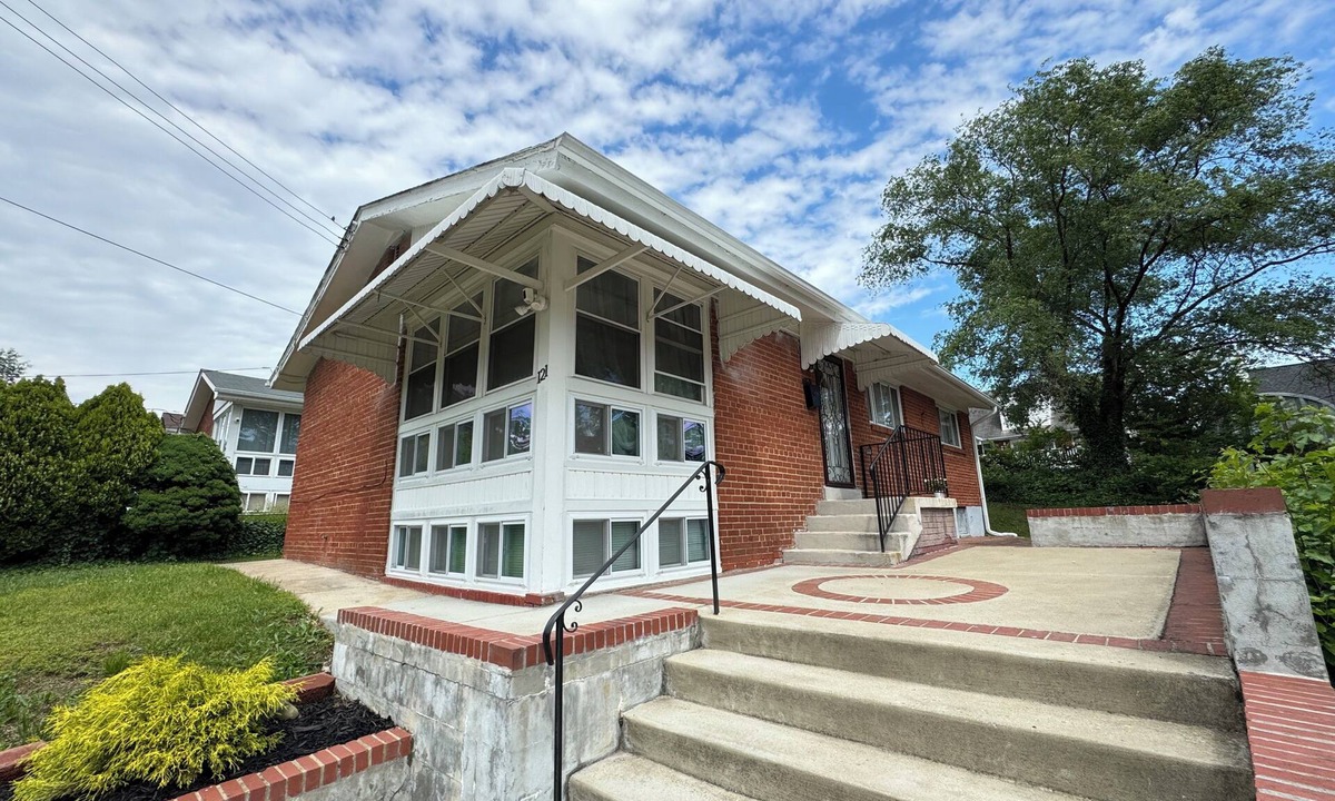 Seminary Hill House | Beautiful Spacious 8BR Entire House in Alexandria