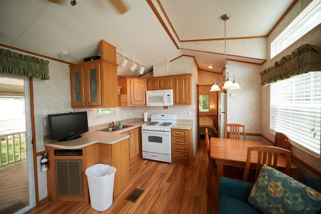 Urbanna House | Bethpage Two-Bedroom Cottage 9