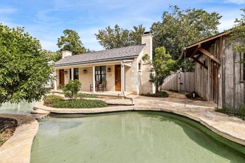 Fredericksburg Hotel | Blacksmith Quarters on Barons Creek