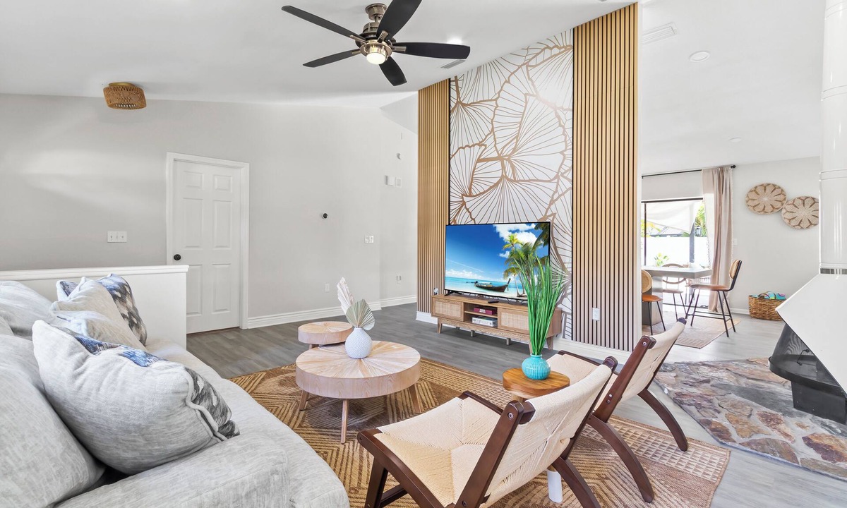 Palm Harbor House | Bohemian Tropical Paradise Palm Harbor. Pool Home. 10mins to Honeymoon Island.