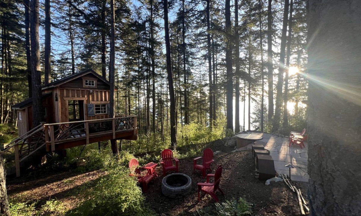 Lummi Island Cabin | Breathtaking Treehouse with Magical Outdoor Living, Jacuzzi and Views in Washington