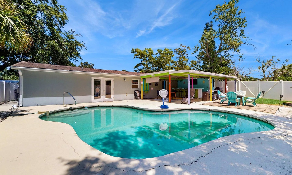 Pinellas Park House | Bright Home with Private Pool High Speed WiFi Firepit Outdoor Bar and Grill
