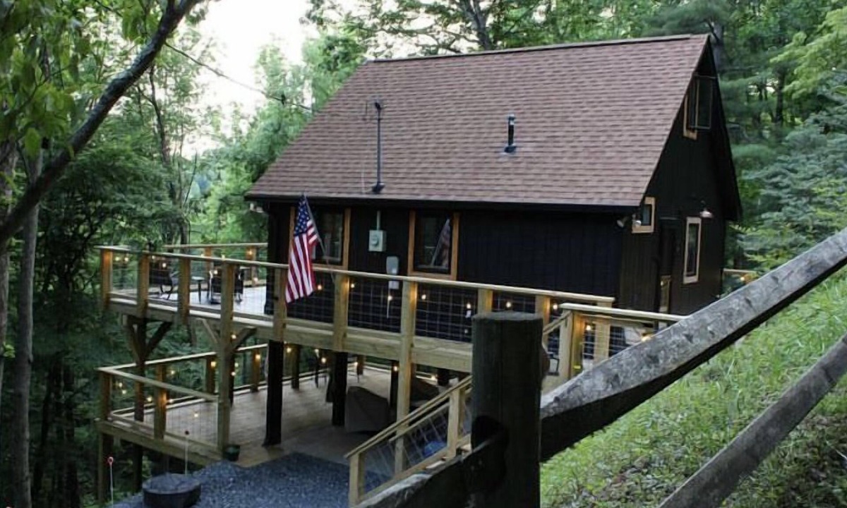 Wilkes County Cabin | Cabin in the Blue Ridge Mountains, nestled in the tree tops overlooking a creek