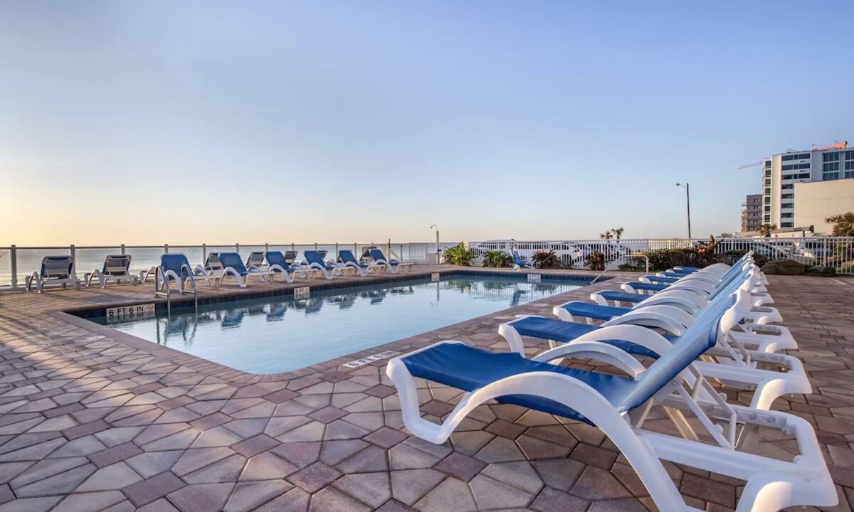 Seabreeze Park Hotel | Captivating Oceanview Suite w/Balcony - Perfect for Family Fun | 2 Units