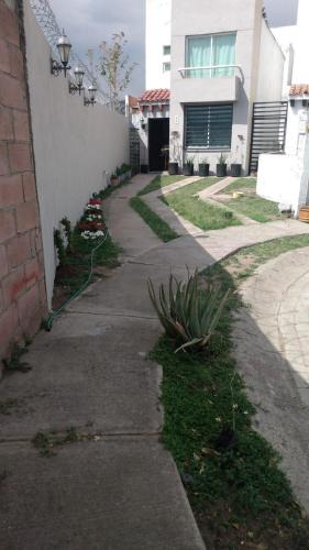 Tlajomulco de Zuniga Apartment | Casa para 4 personas equipada y amueblada con cochera en fraccionamiento Av López Mateos en Tlajomulco de Zúñiga Jalisco