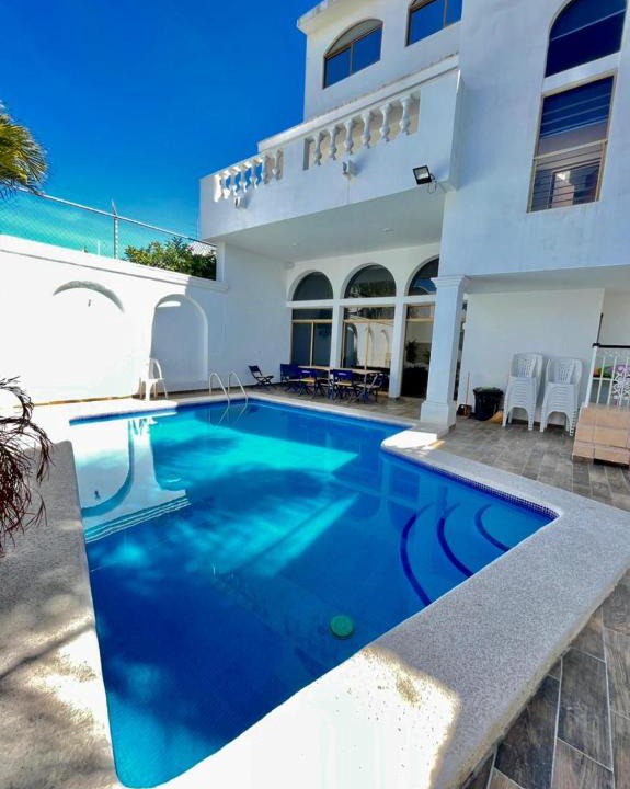 Zona Dorada House | Casa Sabalo para 30 Personas