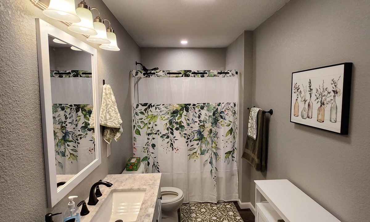 Eau Claire House | Charming 1-bedroom house in superb Eau Claire with AC, WiFi