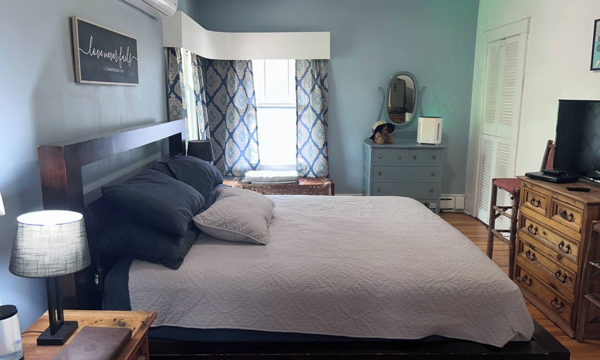 City Park Apartment | Charming 2-bedroom apartment with AC in vibrant Denver