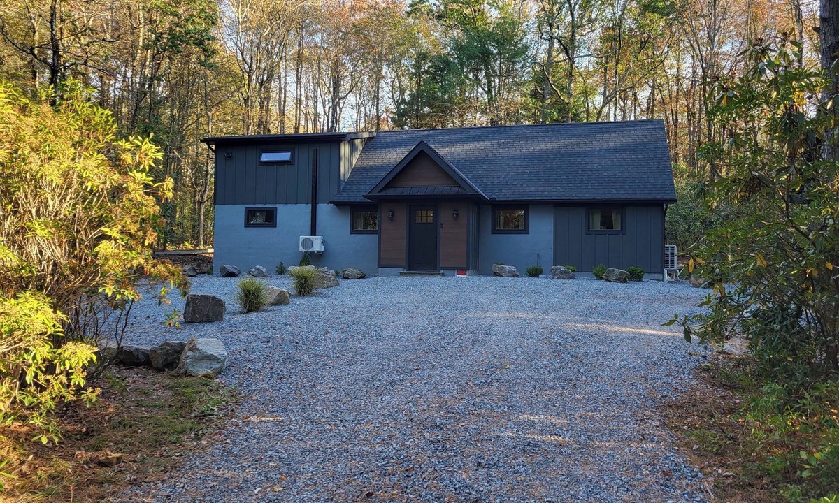 Tunkhannock Township House | Charming 2-bedroom house in cool Long Pond with AC