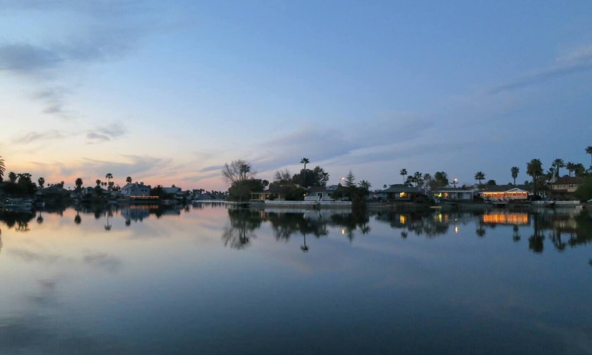 Discovery Bay House | CHARMING 3 BEDROOM LAKE FRONT HOUSE WITH FAST WIFI IN DISCOVERY BAY