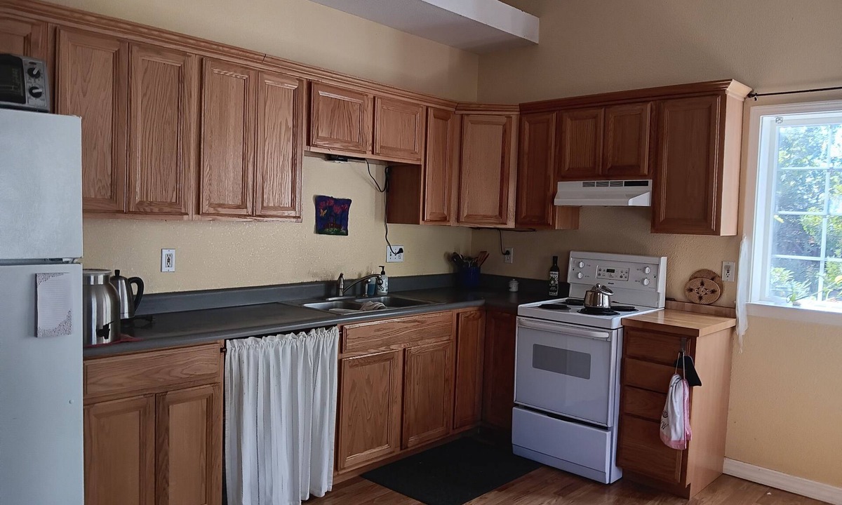 Carmichael Cottage | Charming cottage in delightful Fair Oaks with WiFi and AC and heat.nn