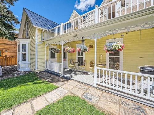 Historic District Apartment | Charming Downtown Apartment in Victorian Home with Mountain Views