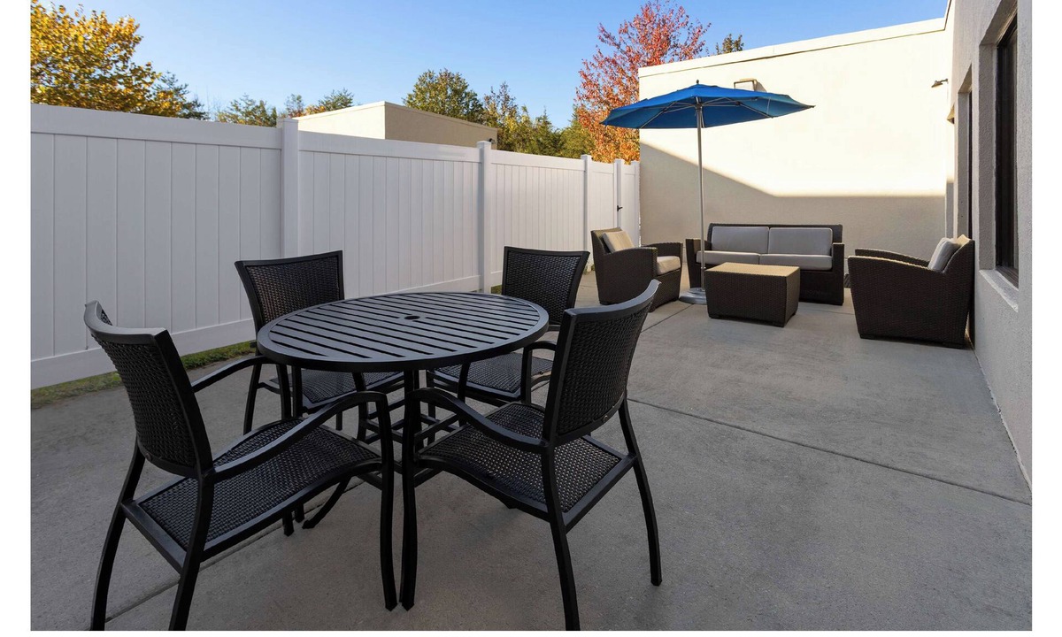 Harrisburg Hotel | ​Charming Harrisburg hotel: 2 Queen beds in a room- AC, laundry, fitness center.