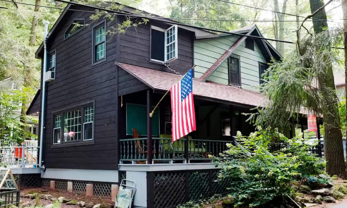 Mount Gretna Cottage | Charming Mount Gretna Cottage – Walk to Everything!