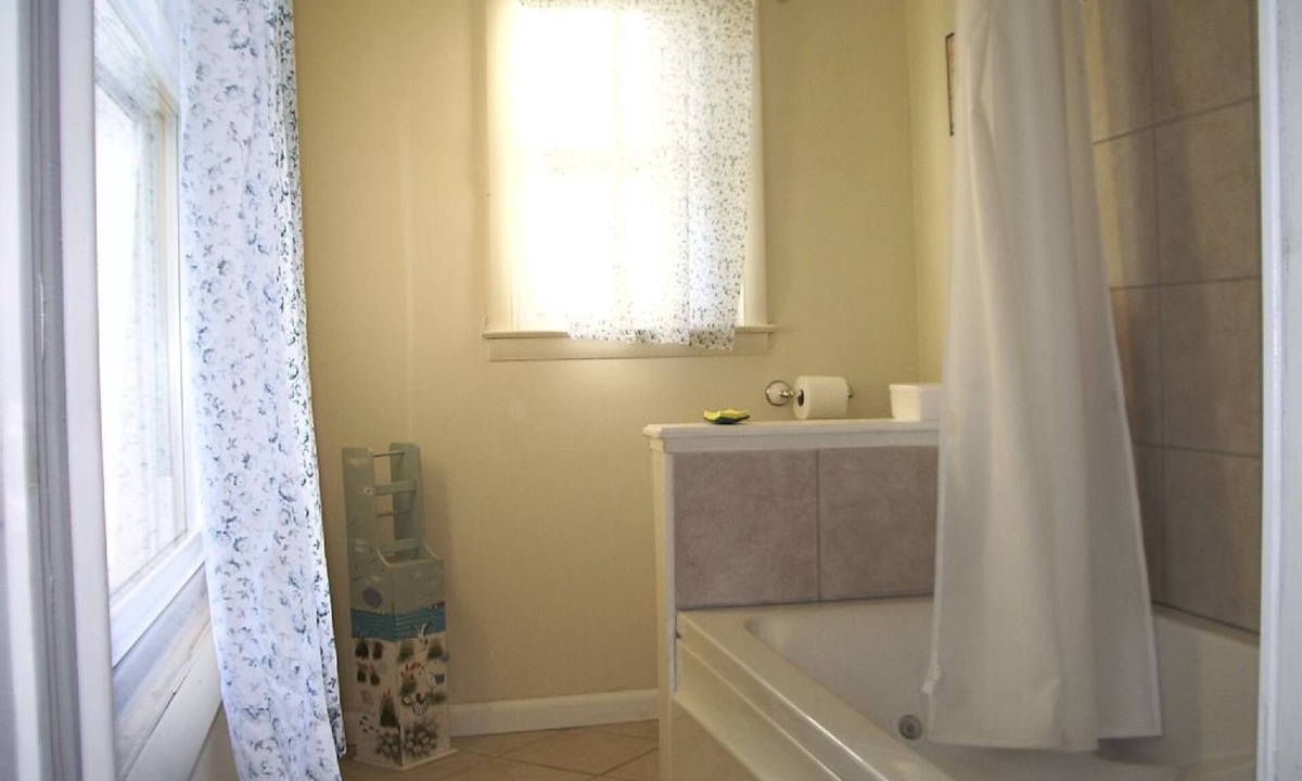 Ortley Beach Cottage | Charming Seaside Park 3-bedroom cottage 1/2 Block From Beach - 21 L Street