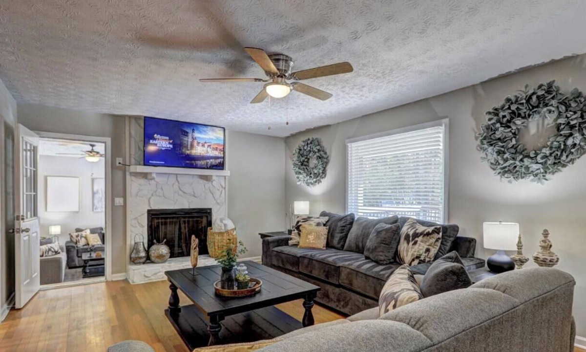 Douglasville House | Chop House - King Bed, Smart TVs & Backyard Fun!