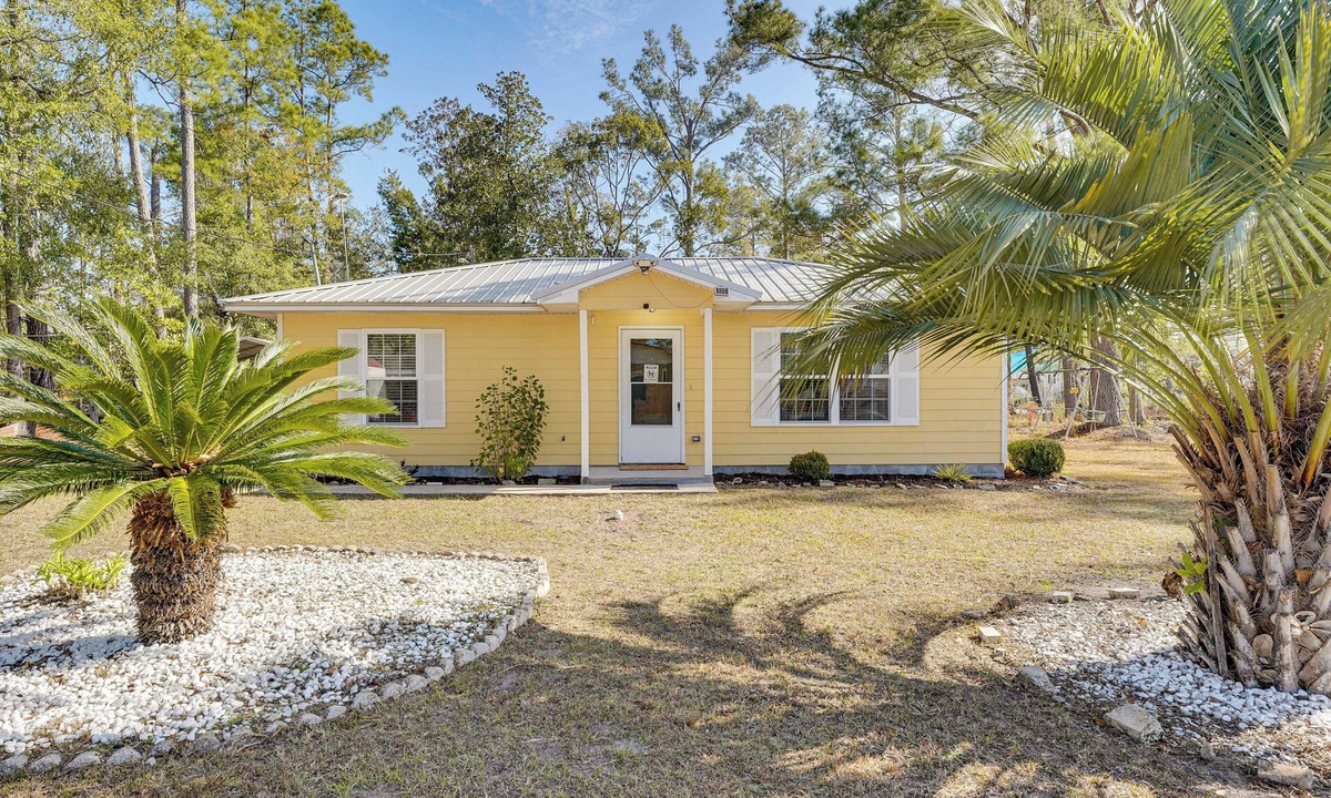 Jennings House | Close to Highway & Border: North Florida Hideaway