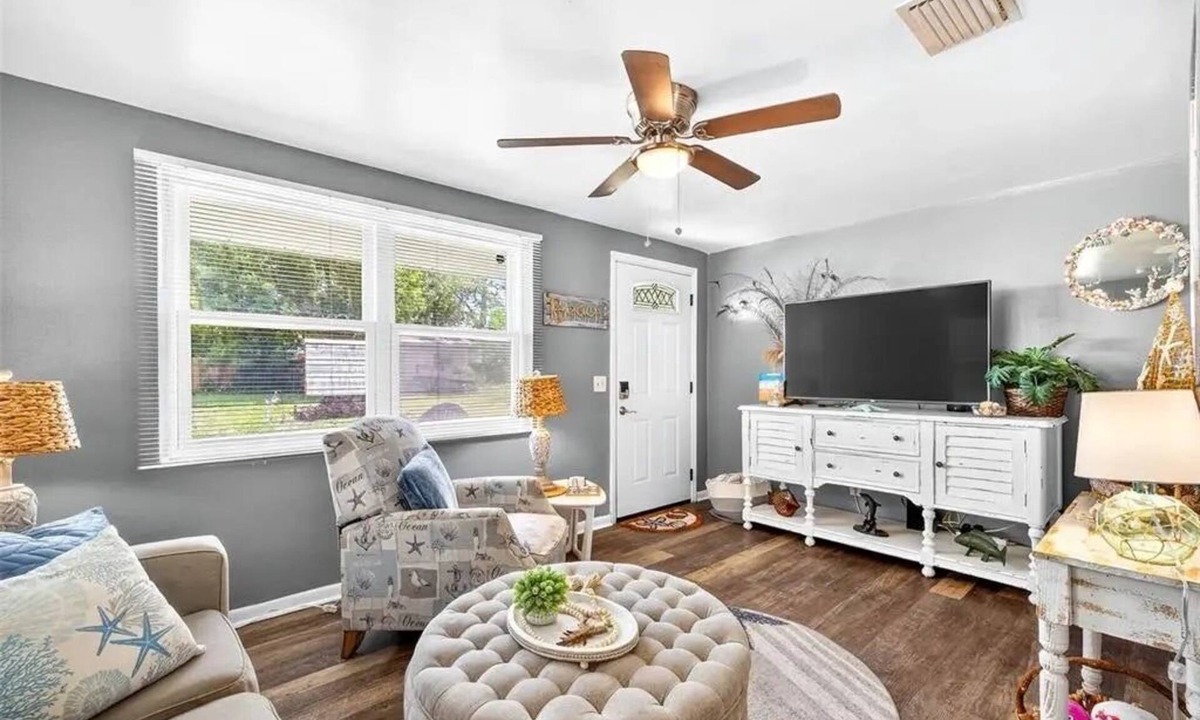 Largo Cottage | Coastal Oasis eight minutes to the beach and close to many parks and activities