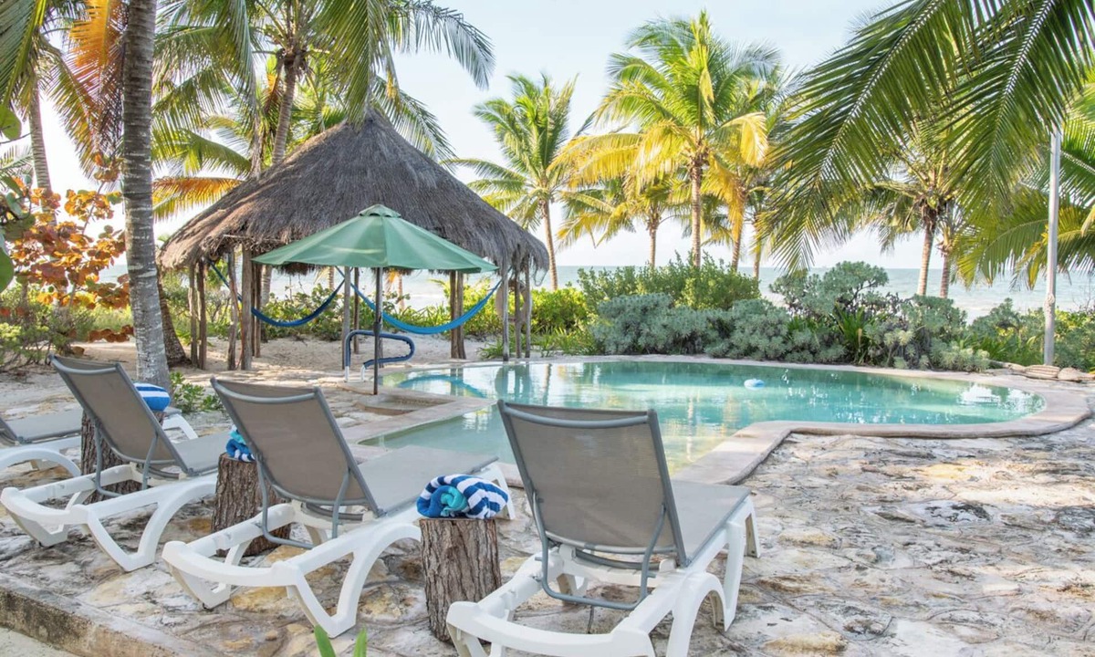 Sinanche House | Comfortable beds & a hot meal await you. Beach front. LasTunas - Telchac Pto.