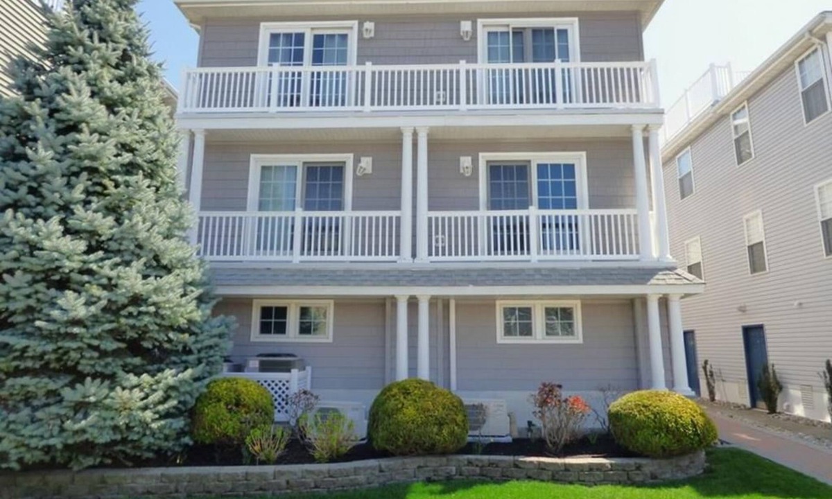 Gold Coast House | Comfortable Southend 4BR Condo Sleeps 8 Deck, Parking & Outdoor Shower