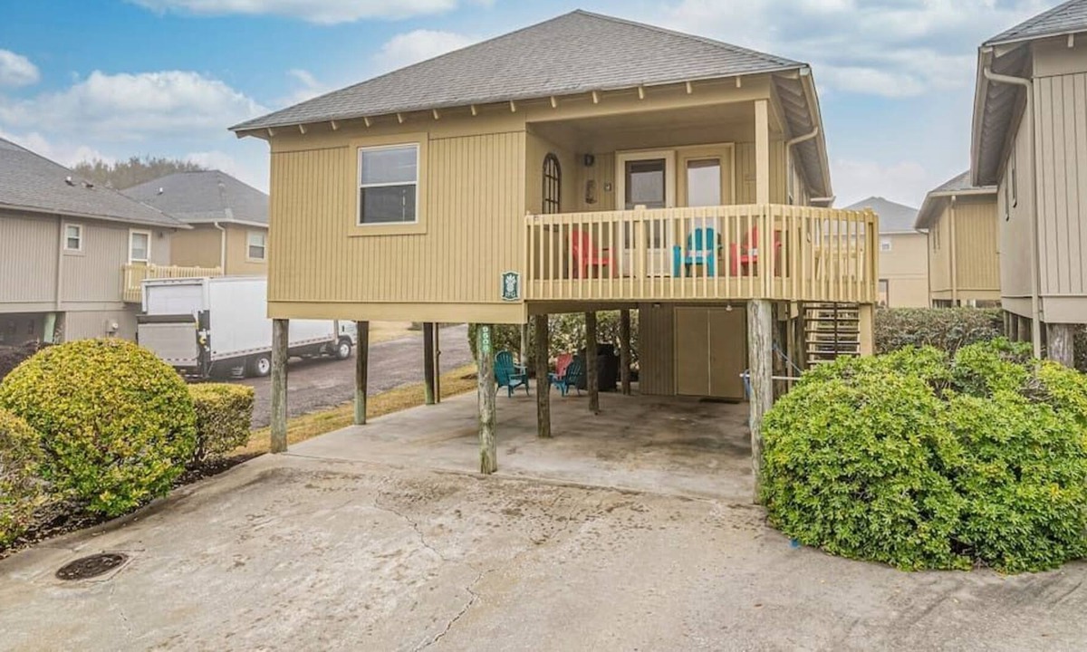 Myrtle Beach Cottage | Cottage House - Steps to the Beach with Pool