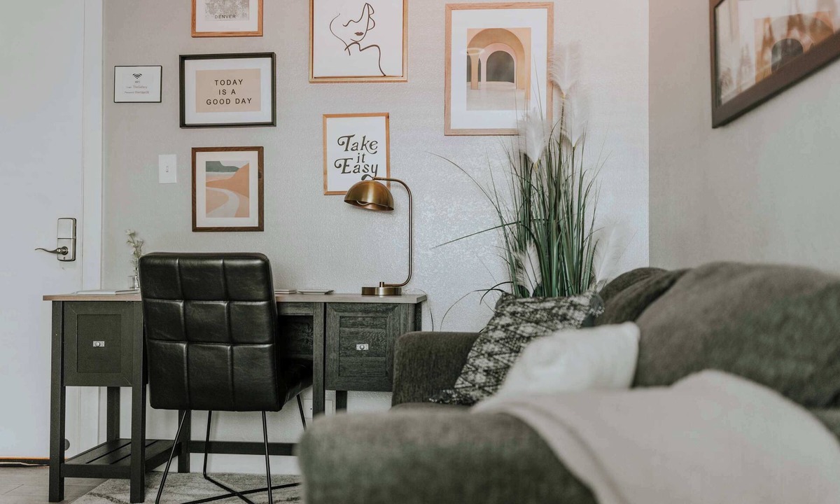 Barths Apartment | Cozy Apt on 38th- Queen bed and desk