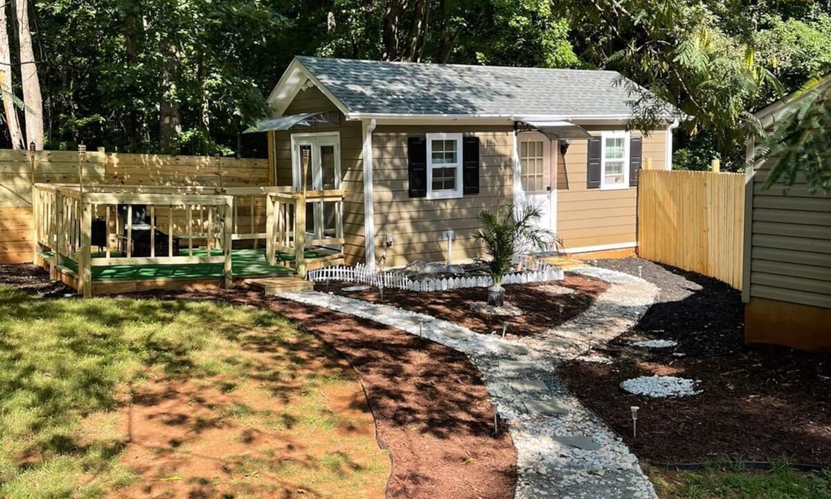 Greensboro House | Cozy ,Charming and Comfy Tiny Home with Beautiful View in a Quiet Area