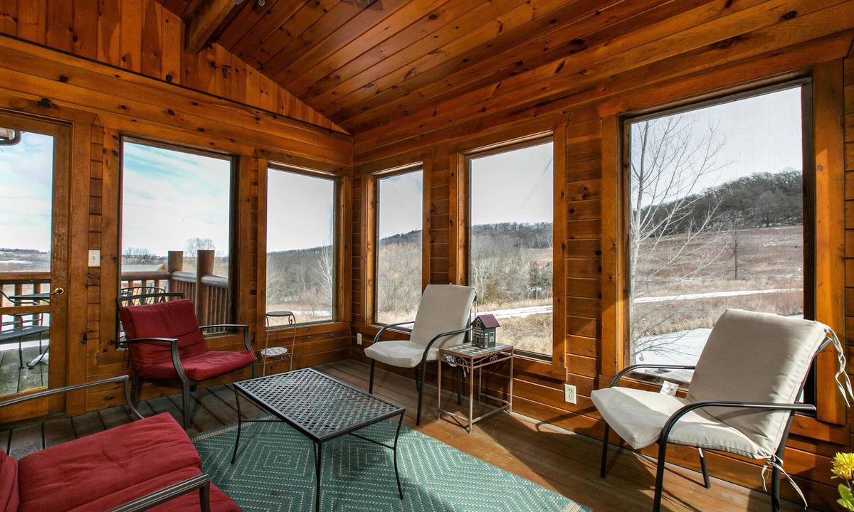 Dubuque Cabin | Cozy Log Cabin with Hot Tub & Only 5 Miles from Downtown!